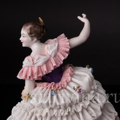 Статуэтка из фарфора Балерина с веером, кружевная, Volkstedt, Германия, вт. пол. 20 в.