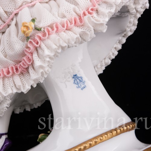 Статуэтка из фарфора Балерина с веером, кружевная, Volkstedt, Германия, вт. пол. 20 в.