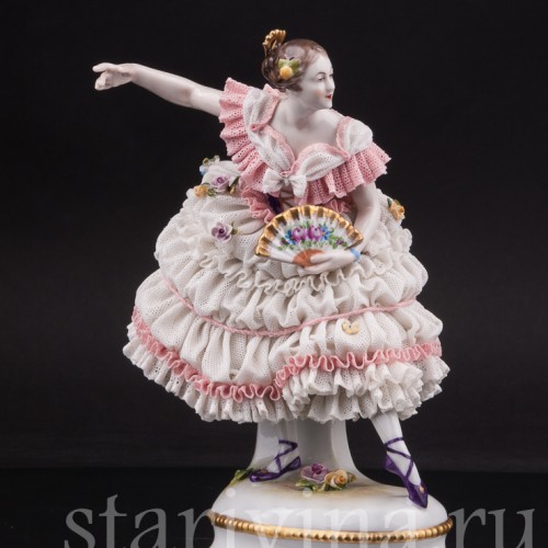Статуэтка из фарфора Балерина с веером, кружевная, Volkstedt, Германия, вт. пол. 20 в.
