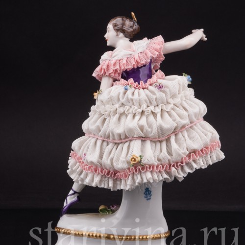 Статуэтка из фарфора Балерина с веером, кружевная, Volkstedt, Германия, вт. пол. 20 в.