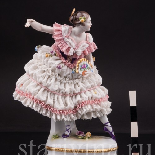 Статуэтка из фарфора Балерина с веером, кружевная, Volkstedt, Германия, вт. пол. 20 в.