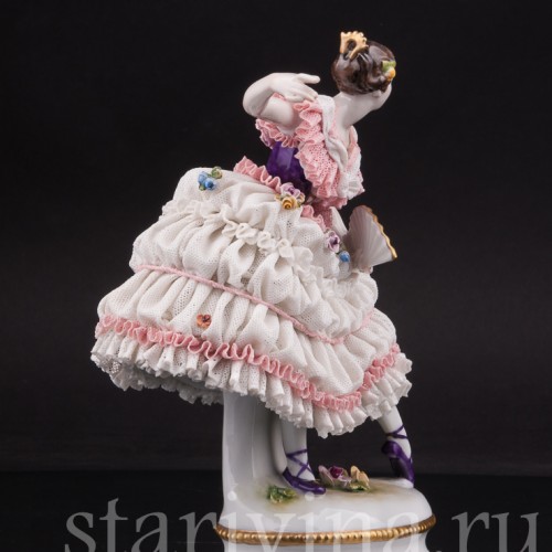 Статуэтка из фарфора Балерина с веером, кружевная, Volkstedt, Германия, вт. пол. 20 в.