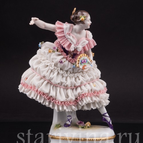 Статуэтка из фарфора Балерина с веером, кружевная, Volkstedt, Германия, вт. пол. 20 в.