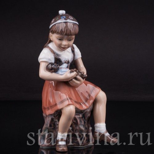 Фарфоровая статуэтка Девочка с игрушкой Dahl Jensen, Дания, сер. 20 века.