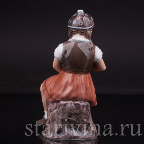 Фарфоровая статуэтка Девочка с игрушкой Dahl Jensen, Дания, сер. 20 века.