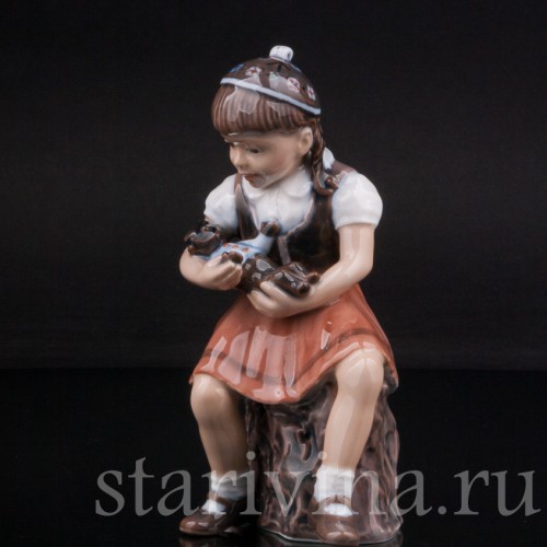 Фарфоровая статуэтка Девочка с игрушкой Dahl Jensen, Дания, сер. 20 века.