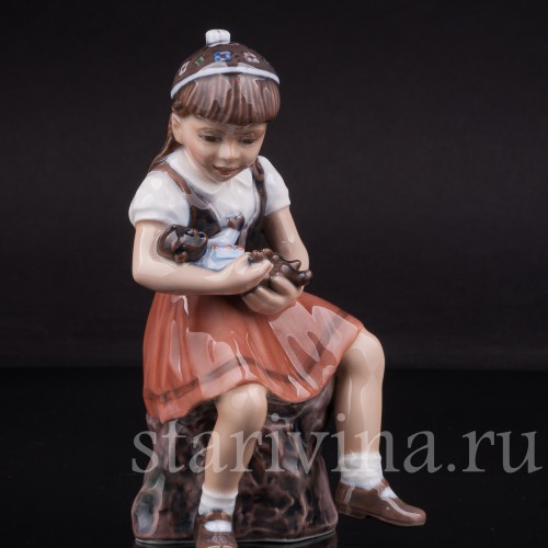 Фарфоровая статуэтка Девочка с игрушкой Dahl Jensen, Дания, сер. 20 века.