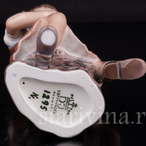 Фарфоровая статуэтка Девочка с игрушкой Dahl Jensen, Дания, сер. 20 века.