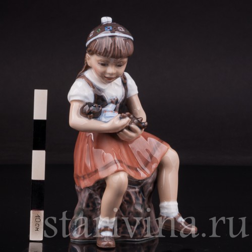 Фарфоровая статуэтка Девочка с игрушкой Dahl Jensen, Дания, сер. 20 века.