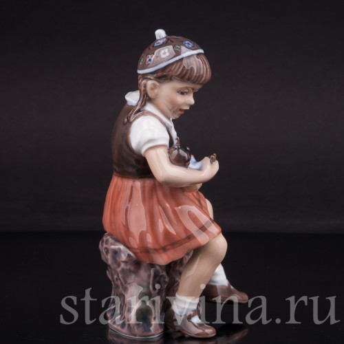 Фарфоровая статуэтка Девочка с игрушкой Dahl Jensen, Дания, сер. 20 века.