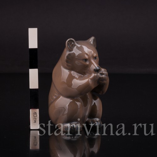 Фарфоровая статуэтка Сидящий медвежонок, Royal Copenhagen, Дания, 1966 г.