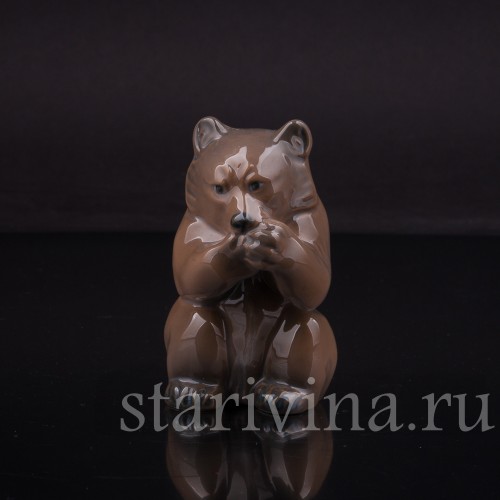 Фарфоровая статуэтка Сидящий медвежонок, Royal Copenhagen, Дания, 1966 г.