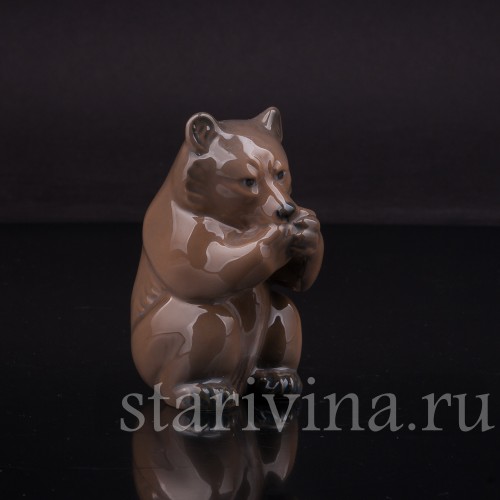 Фарфоровая статуэтка Сидящий медвежонок, Royal Copenhagen, Дания, 1966 г.