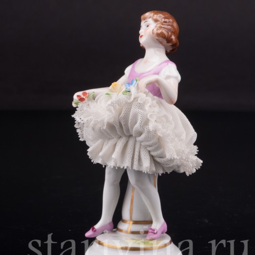 Статуэтка из фарфора Девочка, кружевная миниатюра, Muller & Co, Германия, пер. пол. 20 века.