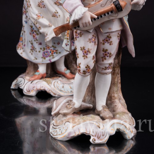 Парные фарфоровые статуэтки Пара с колесной лирой, Volkstedt, Германия, кон. 19 в.