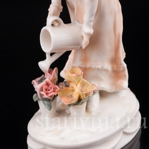 Статуэтка из фарфора Девушка, поливающая цветы, Karl Ens, Германия, 1920-30 гг.