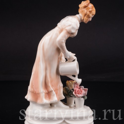 Статуэтка из фарфора Девушка, поливающая цветы, Karl Ens, Германия, 1920-30 гг.