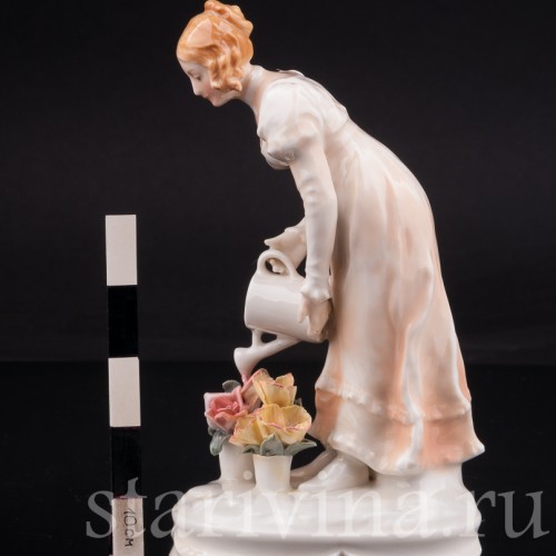 Статуэтка из фарфора Девушка, поливающая цветы, Karl Ens, Германия, 1920-30 гг.