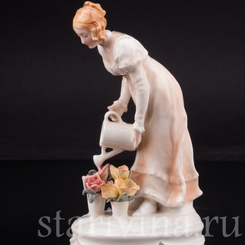 Статуэтка из фарфора Девушка, поливающая цветы, Karl Ens, Германия, 1920-30 гг.