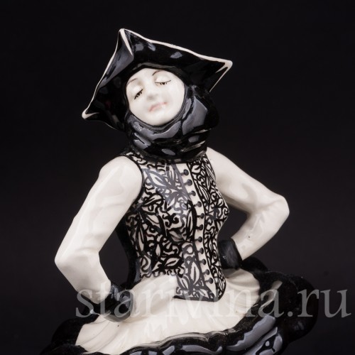 Статуэтка девушки из фарфора Венецианский карнавал, .