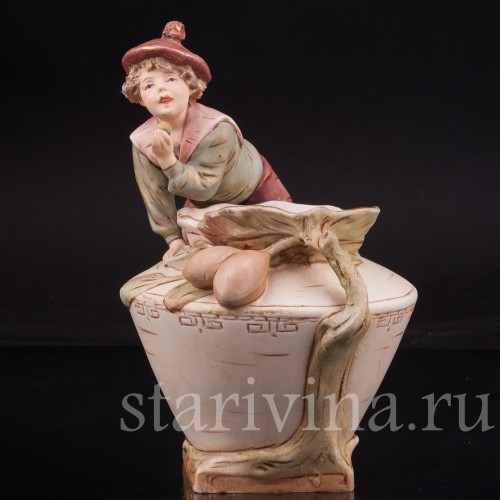 Фарфоровая композиция Мальчик с оливкой, Royal Dux, Чехия, 1900-18 гг.