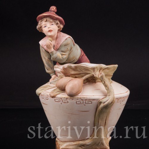 Фарфоровая композиция Мальчик с оливкой, Royal Dux, Чехия, 1900-18 гг.