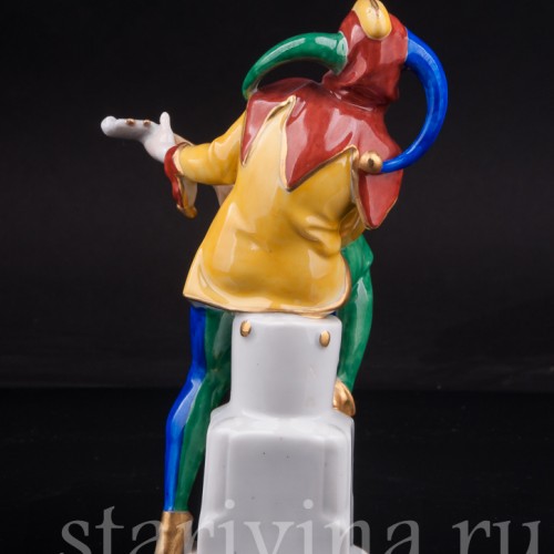 Статуэтка из фарфора Арлекин с лютней, Hertwig & Co, Германия, пер. пол. 20 в.