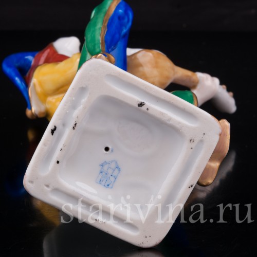 Статуэтка из фарфора Арлекин с лютней, Hertwig & Co, Германия, пер. пол. 20 в.