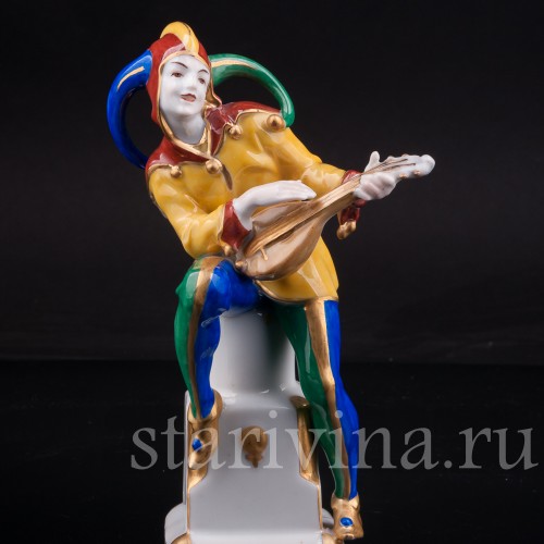 Статуэтка из фарфора Арлекин с лютней, Hertwig & Co, Германия, пер. пол. 20 в.