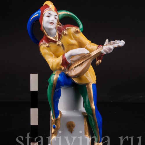 Статуэтка из фарфора Арлекин с лютней, Hertwig & Co, Германия, пер. пол. 20 в.