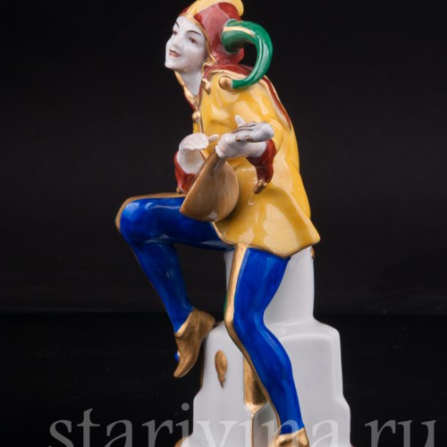 Статуэтка из фарфора Арлекин с лютней, Hertwig & Co, Германия, пер. пол. 20 в.