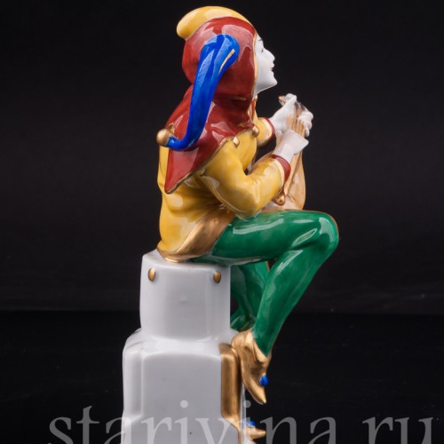 Статуэтка из фарфора Арлекин с лютней, Hertwig & Co, Германия, пер. пол. 20 в.