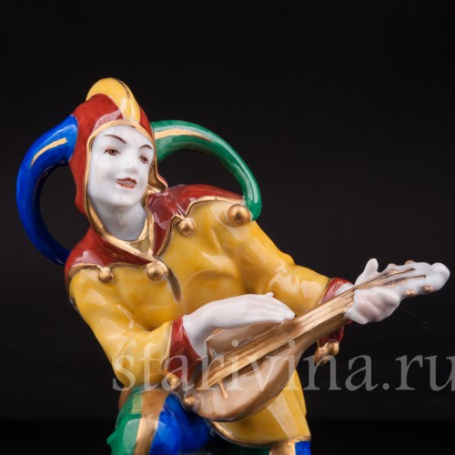 Статуэтка из фарфора Арлекин с лютней, Hertwig & Co, Германия, пер. пол. 20 в.