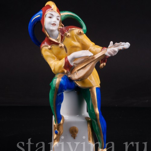 Статуэтка из фарфора Арлекин с лютней, Hertwig & Co, Германия, пер. пол. 20 в.