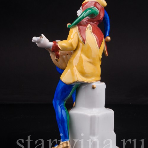 Статуэтка из фарфора Арлекин с лютней, Hertwig & Co, Германия, пер. пол. 20 в.
