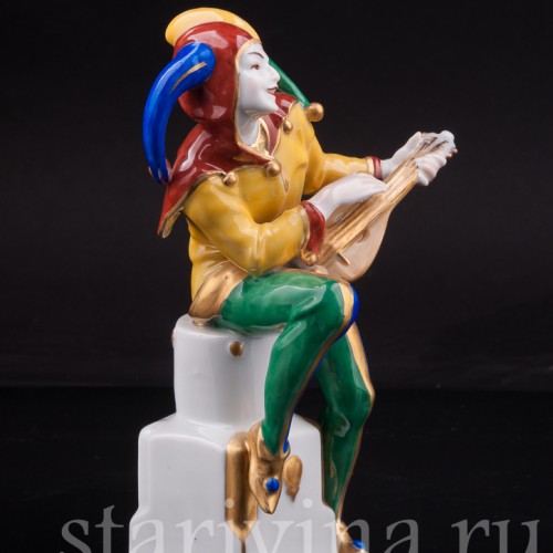 Статуэтка из фарфора Арлекин с лютней, Hertwig & Co, Германия, пер. пол. 20 в.
