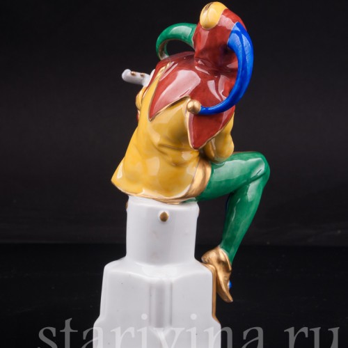 Статуэтка из фарфора Арлекин с лютней, Hertwig & Co, Германия, пер. пол. 20 в.