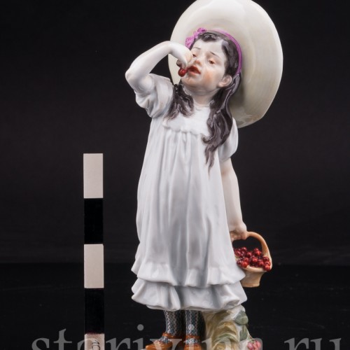 Фигурка из фарфора Девочка в шляпе с вишней, Meissen, Германия, нач. 20 в.