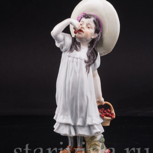 Фигурка из фарфора Девочка в шляпе с вишней, Meissen, Германия, нач. 20 в.