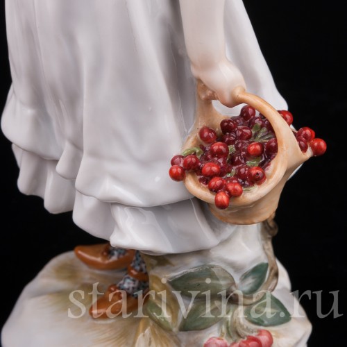 Фигурка из фарфора Девочка в шляпе с вишней, Meissen, Германия, нач. 20 в.