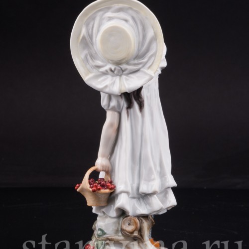 Фигурка из фарфора Девочка в шляпе с вишней, Meissen, Германия, нач. 20 в.