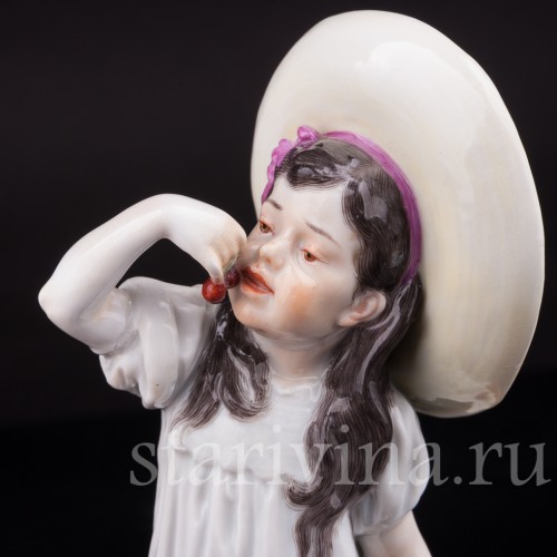 Фигурка из фарфора Девочка в шляпе с вишней, Meissen, Германия, нач. 20 в.