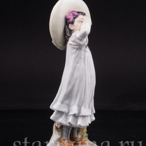 Фигурка из фарфора Девочка в шляпе с вишней, Meissen, Германия, нач. 20 в.