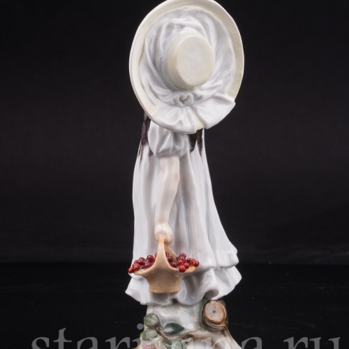 Фигурка из фарфора Девочка в шляпе с вишней, Meissen, Германия, нач. 20 в.