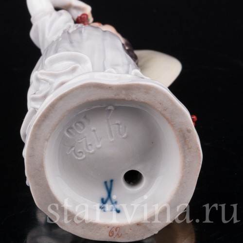 Фигурка из фарфора Девочка в шляпе с вишней, Meissen, Германия, нач. 20 в.