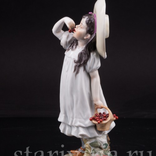 Фигурка из фарфора Девочка в шляпе с вишней, Meissen, Германия, нач. 20 в.