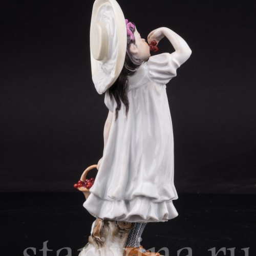Фигурка из фарфора Девочка в шляпе с вишней, Meissen, Германия, нач. 20 в.