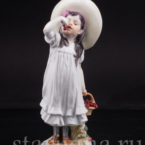 Фигурка из фарфора Девочка в шляпе с вишней, Meissen, Германия, нач. 20 в.