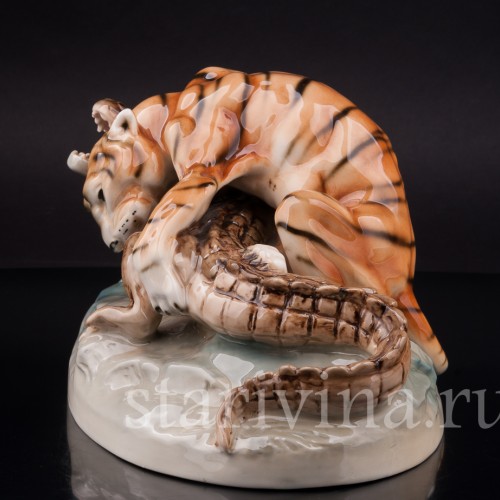 Композиция из фарфора Схватка, Royal Dux, Чехия, 1918-45 гг.