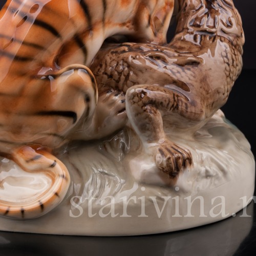 Композиция из фарфора Схватка, Royal Dux, Чехия, 1918-45 гг.